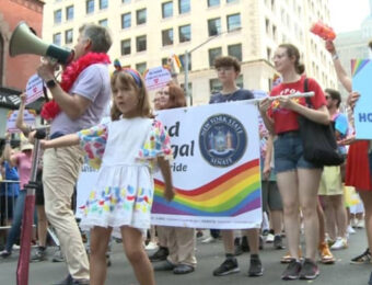 米ニューヨークでLGBT大規模パレード　「みんな社会の一員」性的マイノリティへの理解深める