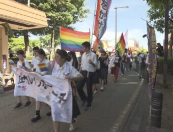 性の多様性への理解を　高校生たちが「庄内レインボーマーチ」開催　中心市街地をパレード